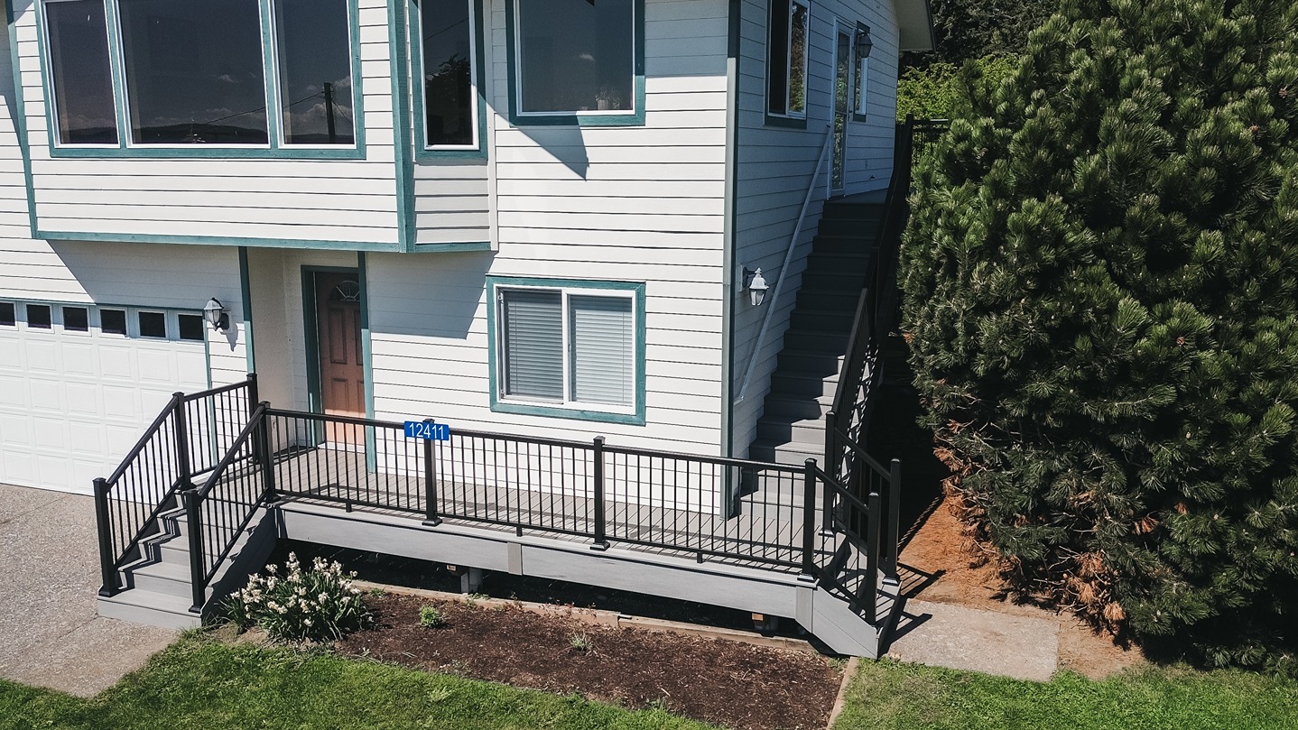 Beautiful Modern Access Deck in Mount Vernon