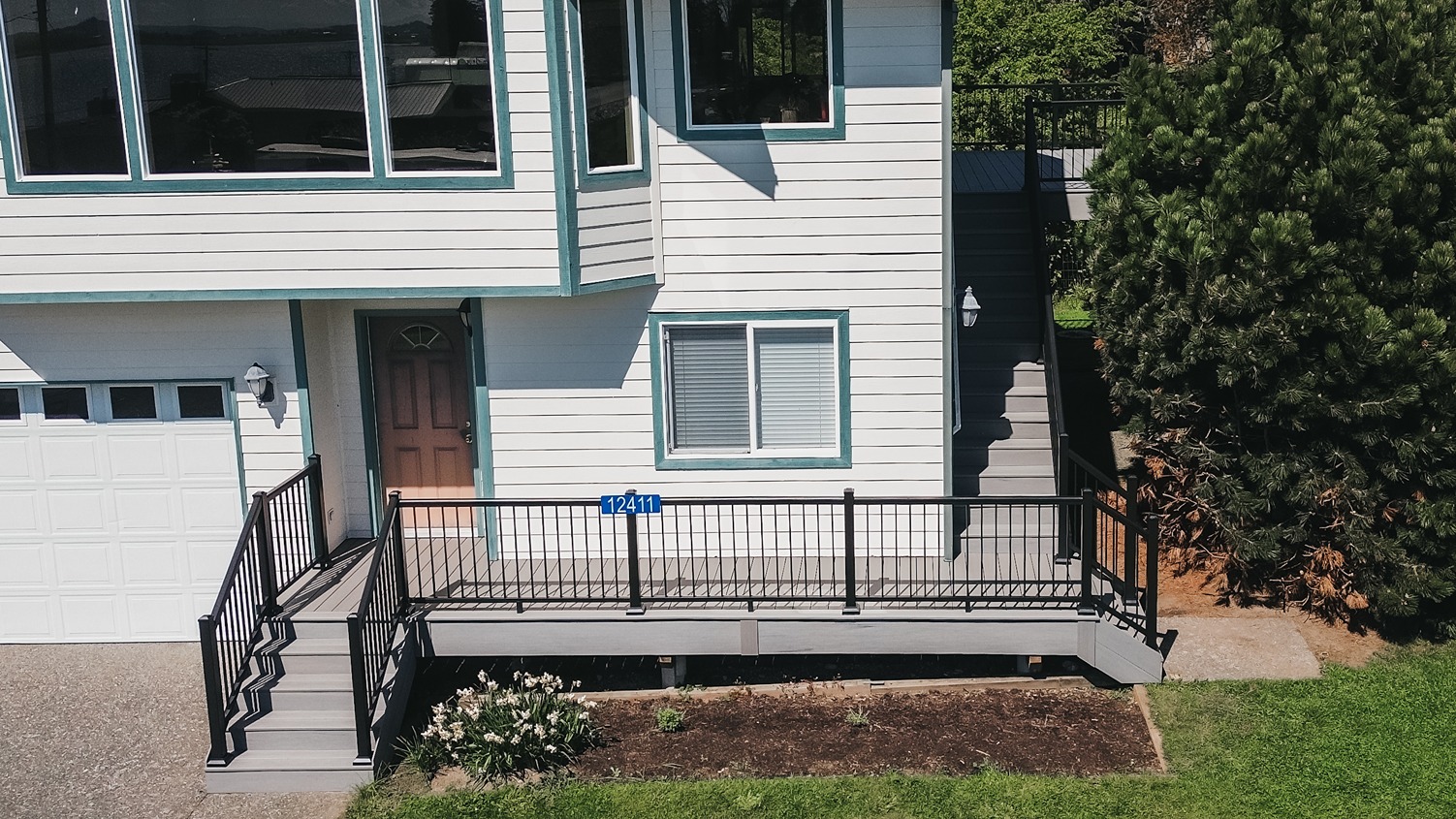 Beautiful Modern Access Deck in Mount Vernon