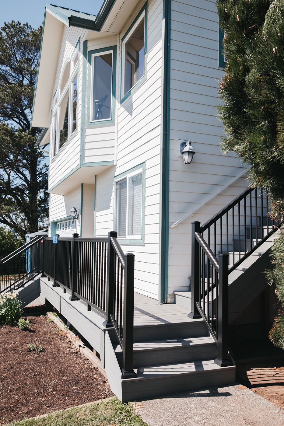 Beautiful Modern Access Deck in Mount Vernon