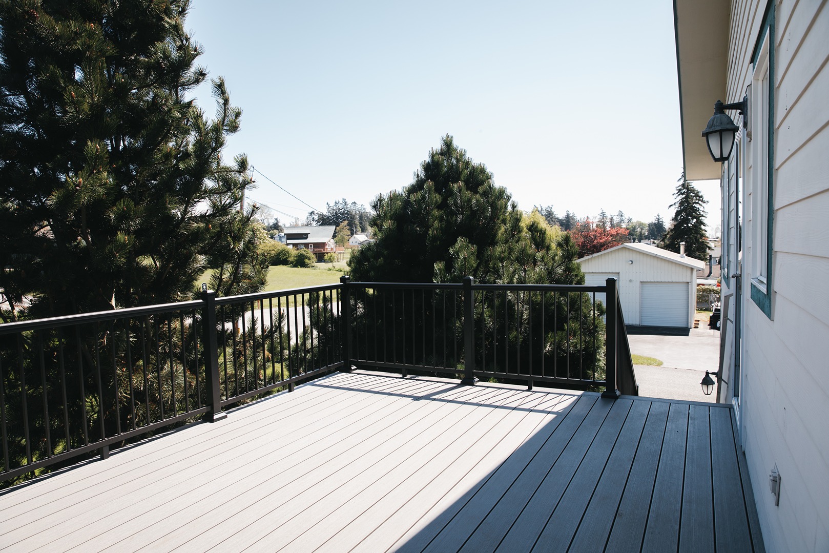 Beautiful Modern Access Deck in Mount Vernon