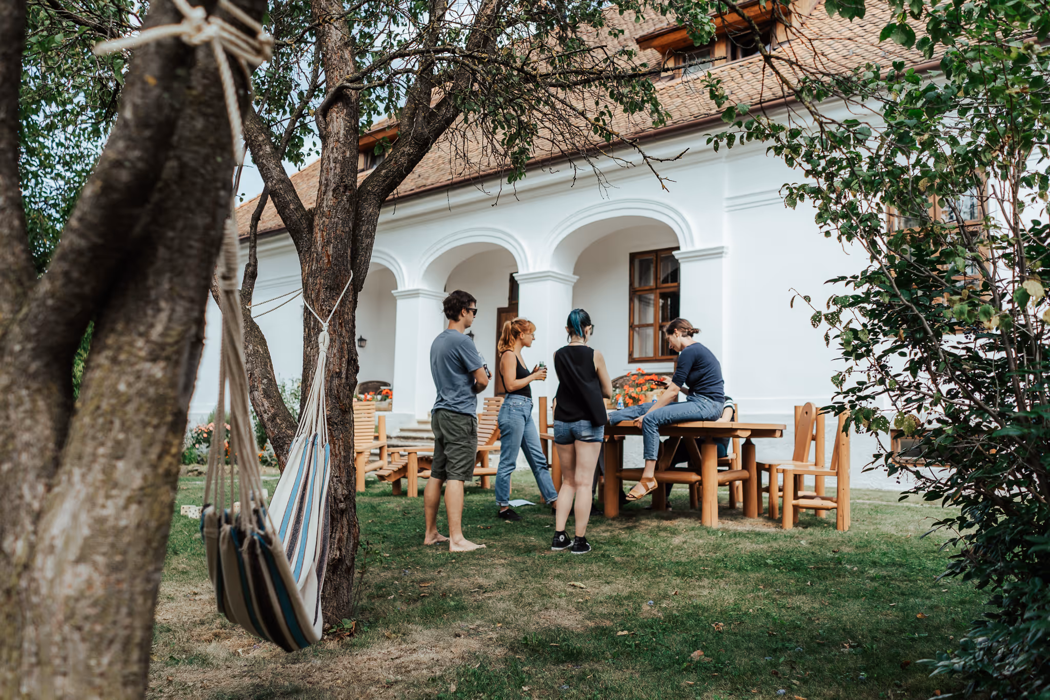 Mama și tatăl luând micul dejun cu copilul lor.