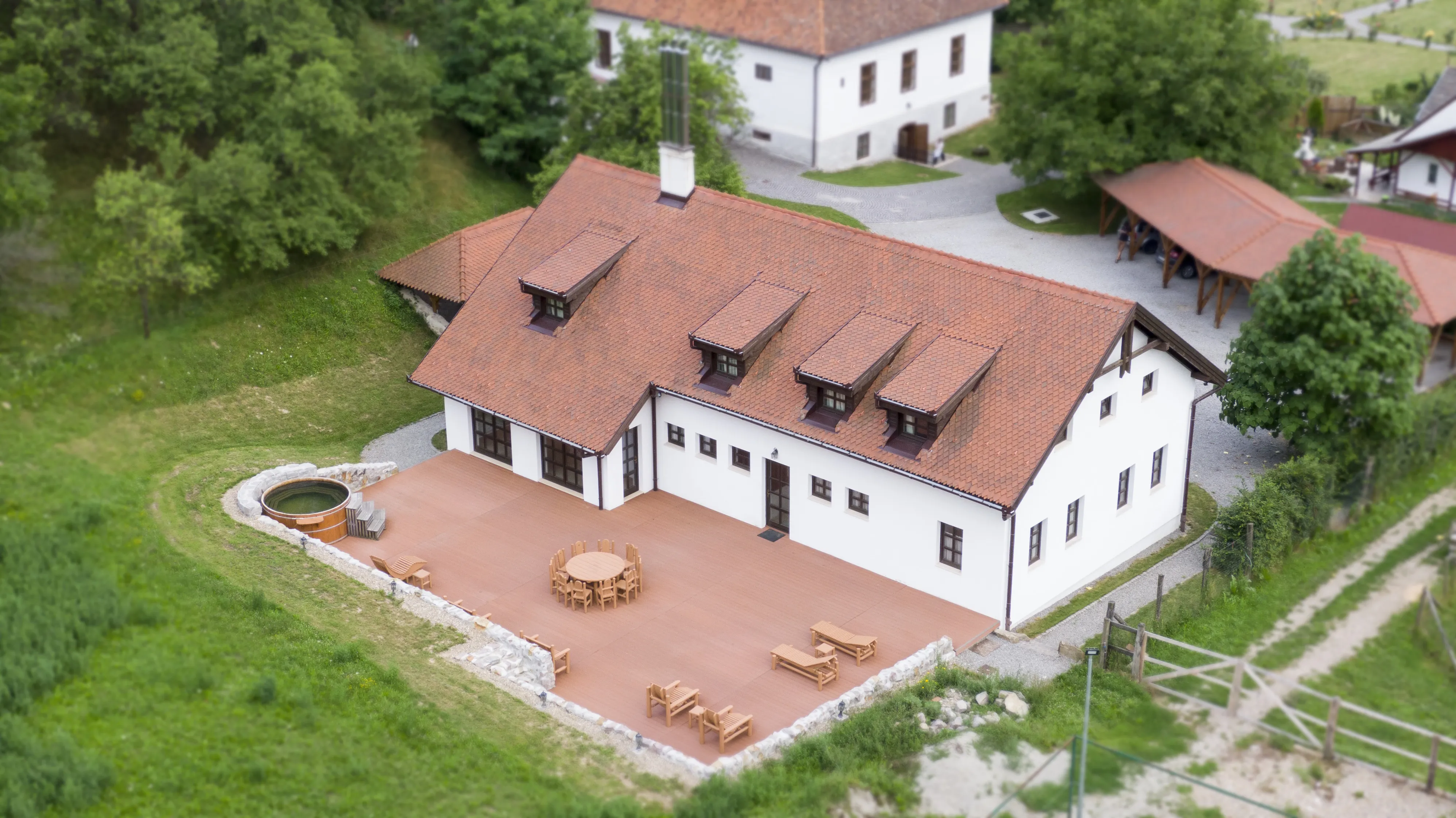 O vedere de sus a clădirii hambar de lângă conacul Gaál din Dalnic.