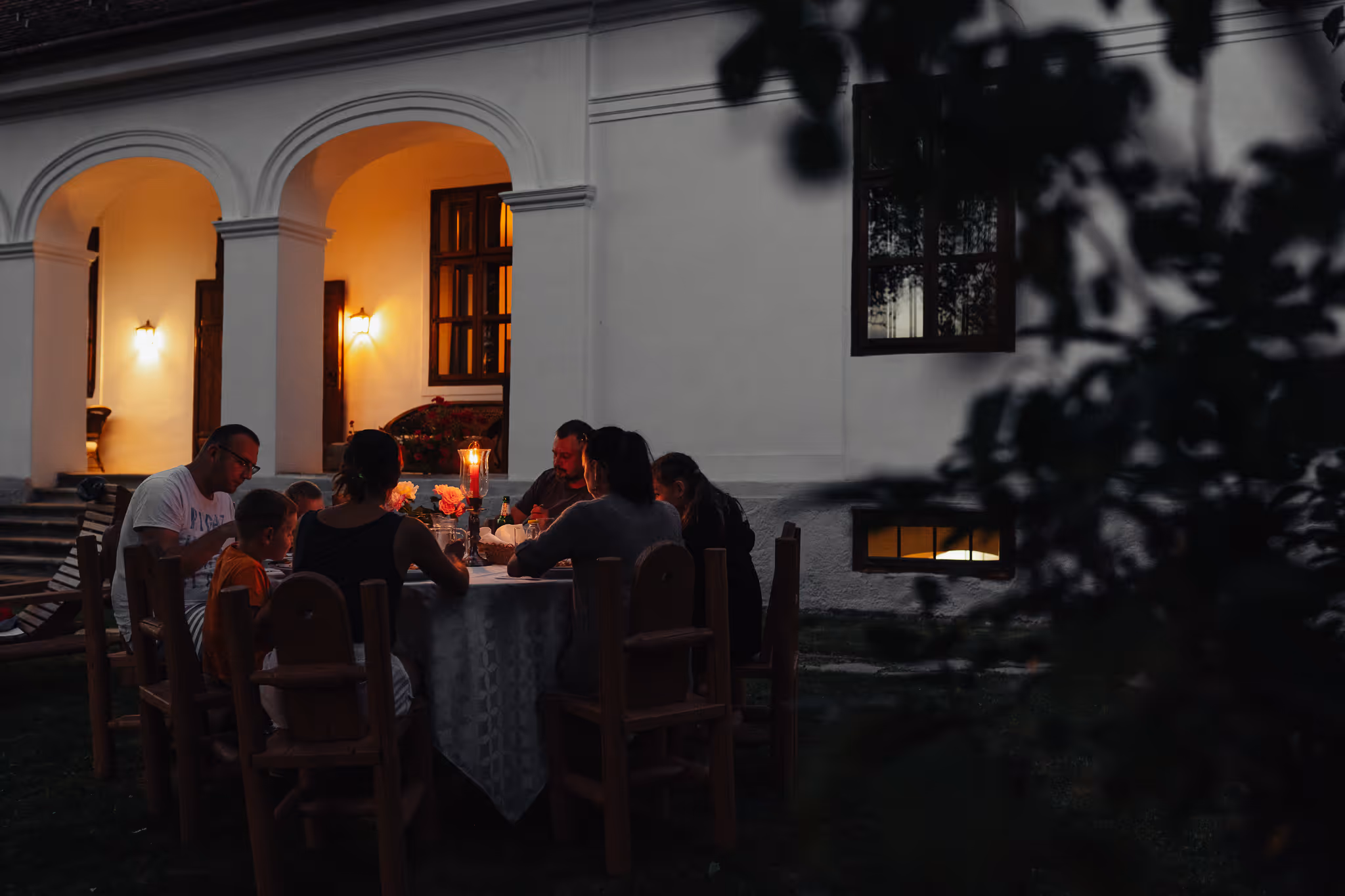 Egy lány olvas a függőágyban.