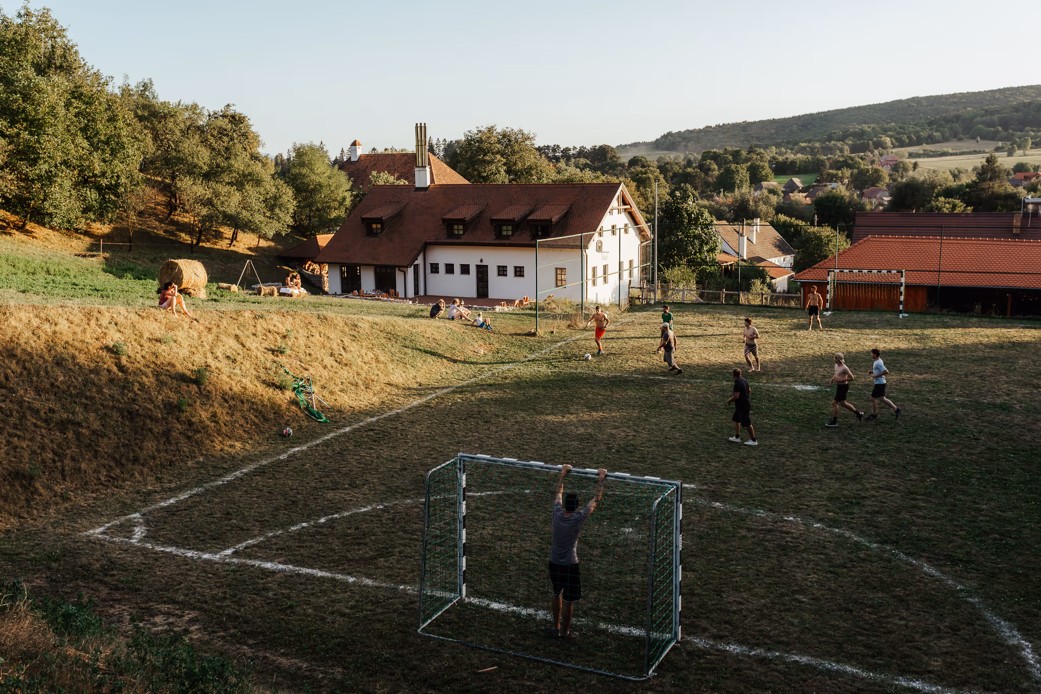 Férfiak fociznak egy focipályán.