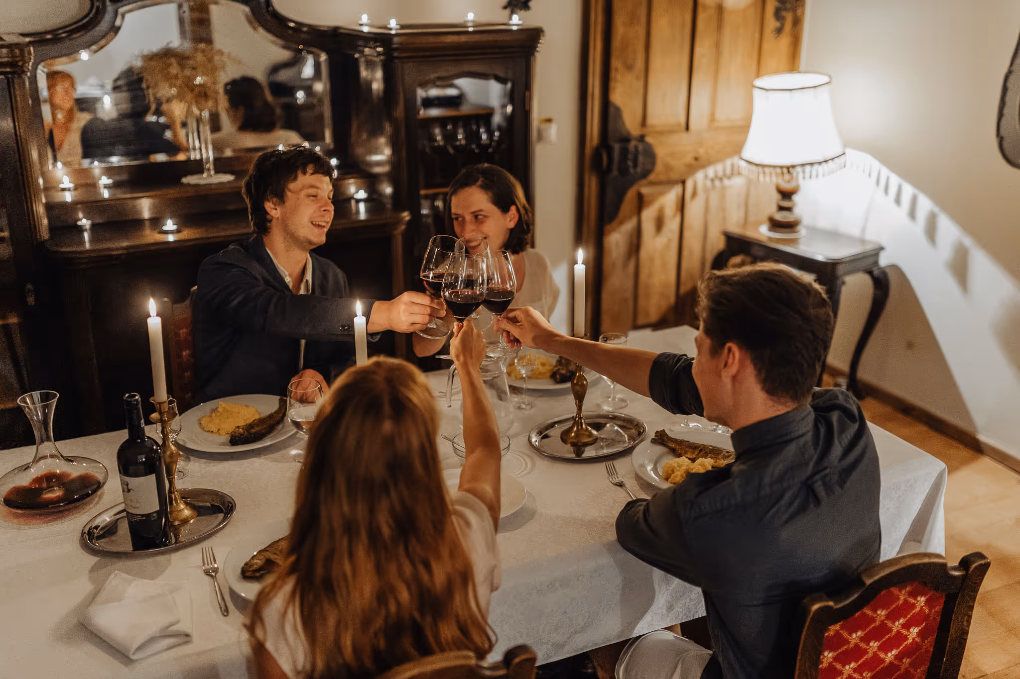 Un grup ciocnește un toast la masă.