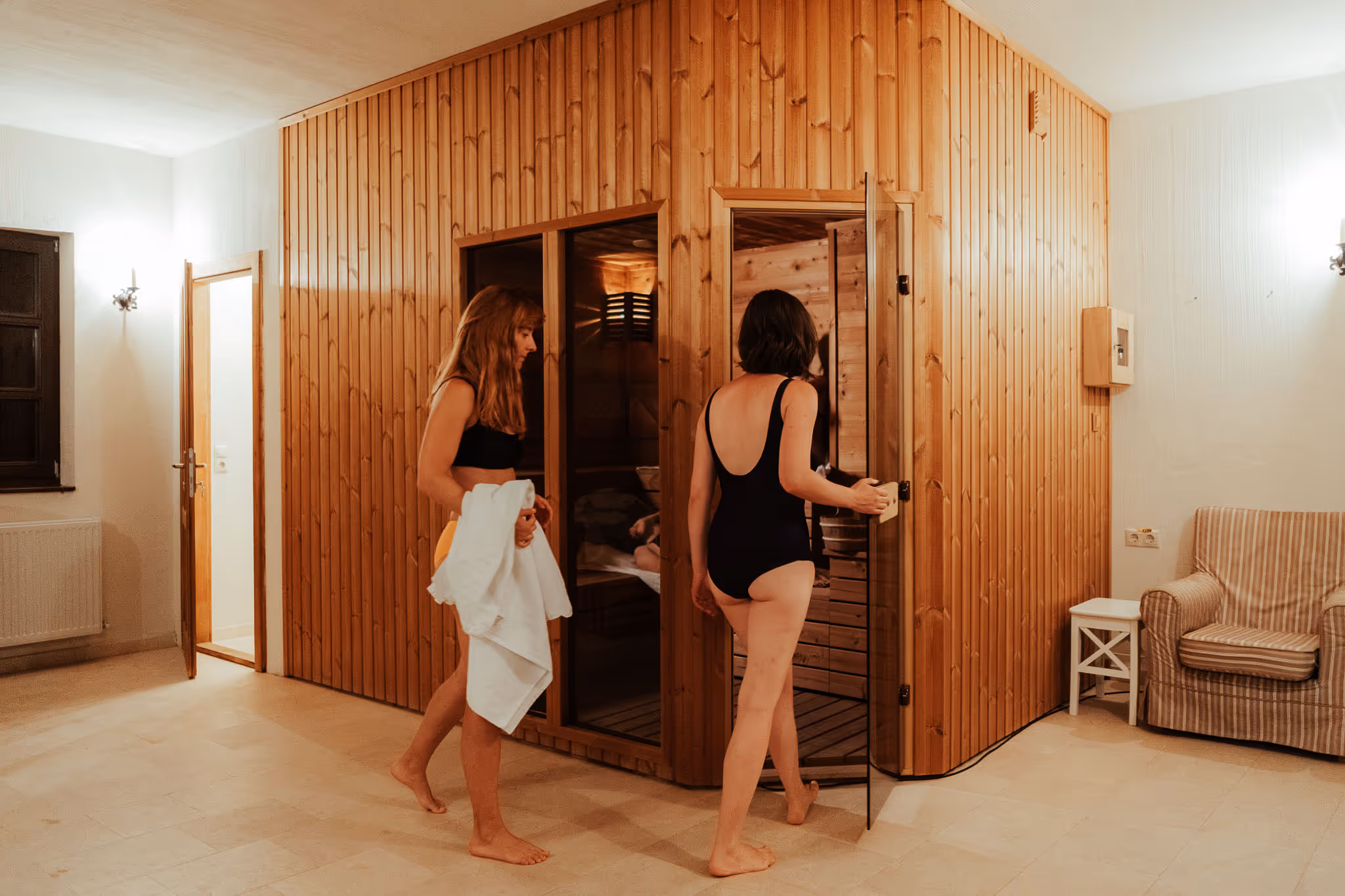Două femei intră în saună.
