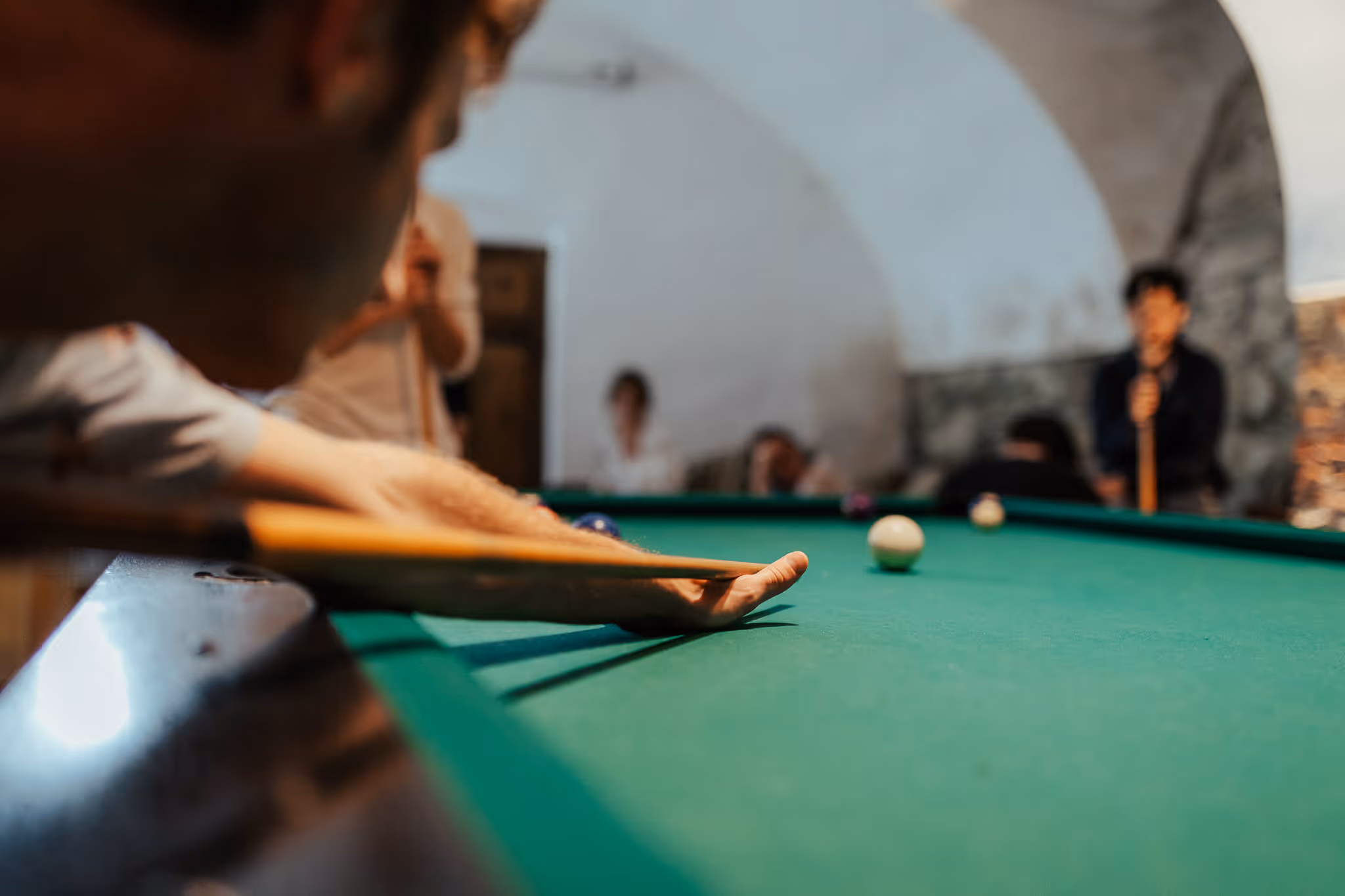 Un bărbat joacă biliard.