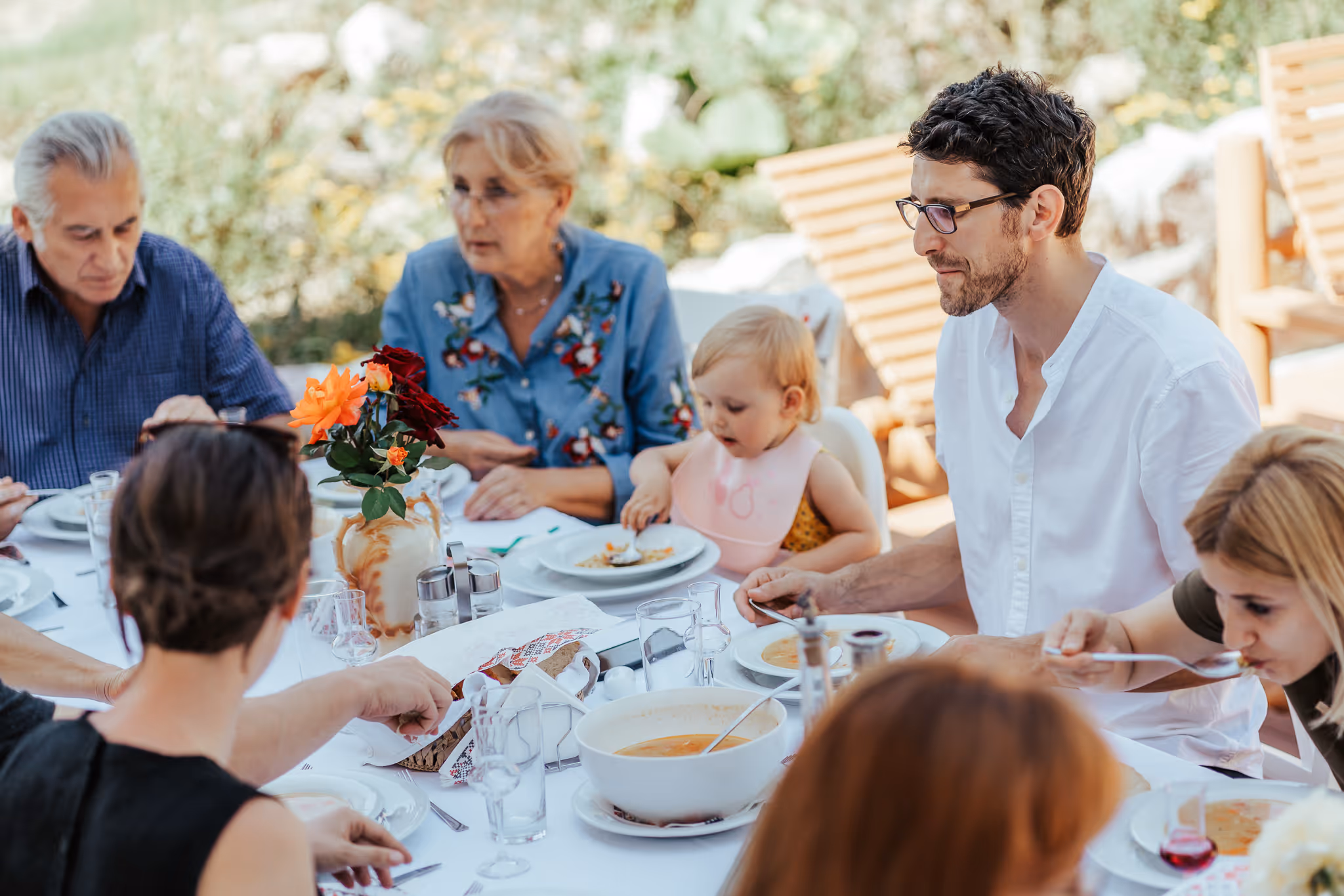 Tineri care vorbesc pe canapea.