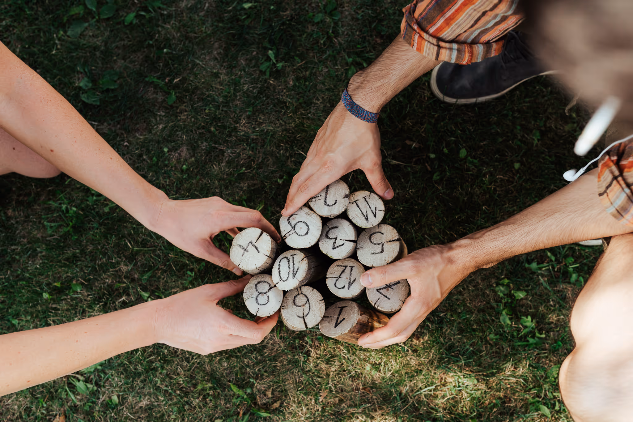 Egy lány olvas a függőágyban.