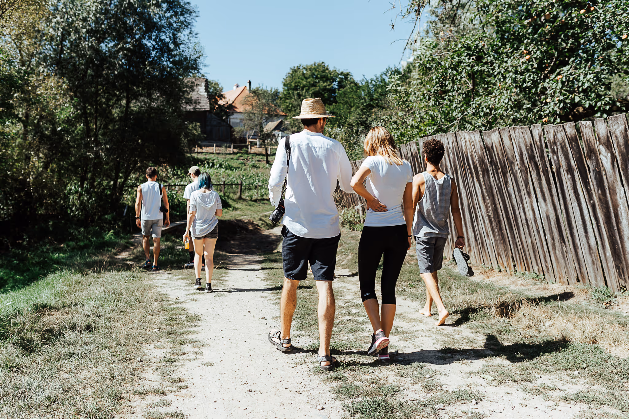 Egy lány olvas a függőágyban.