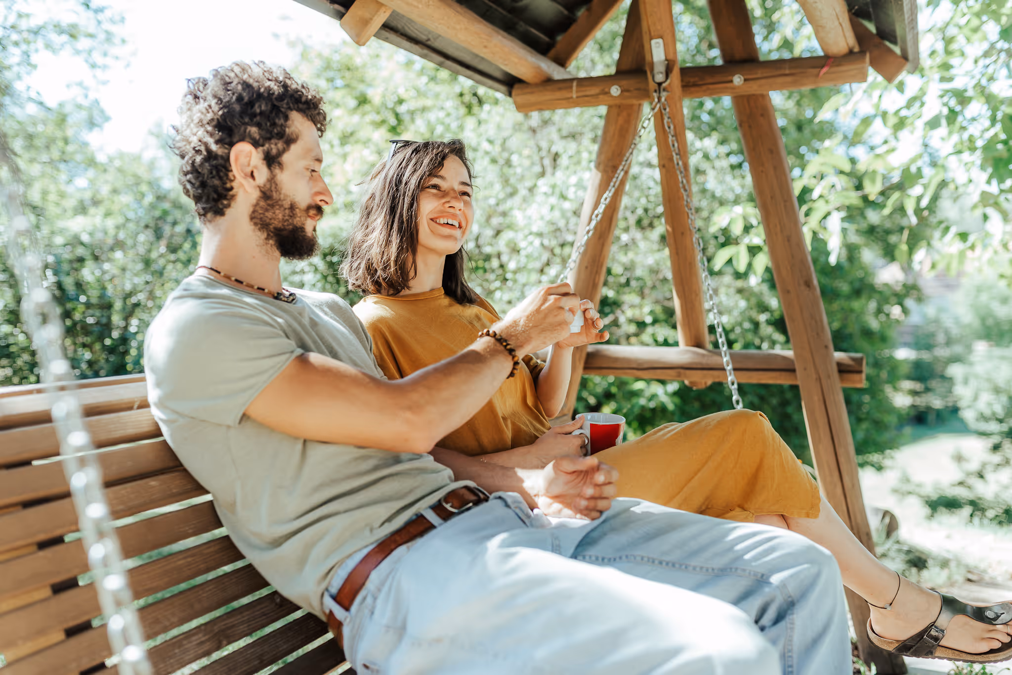 Tineri care vorbesc pe canapea.