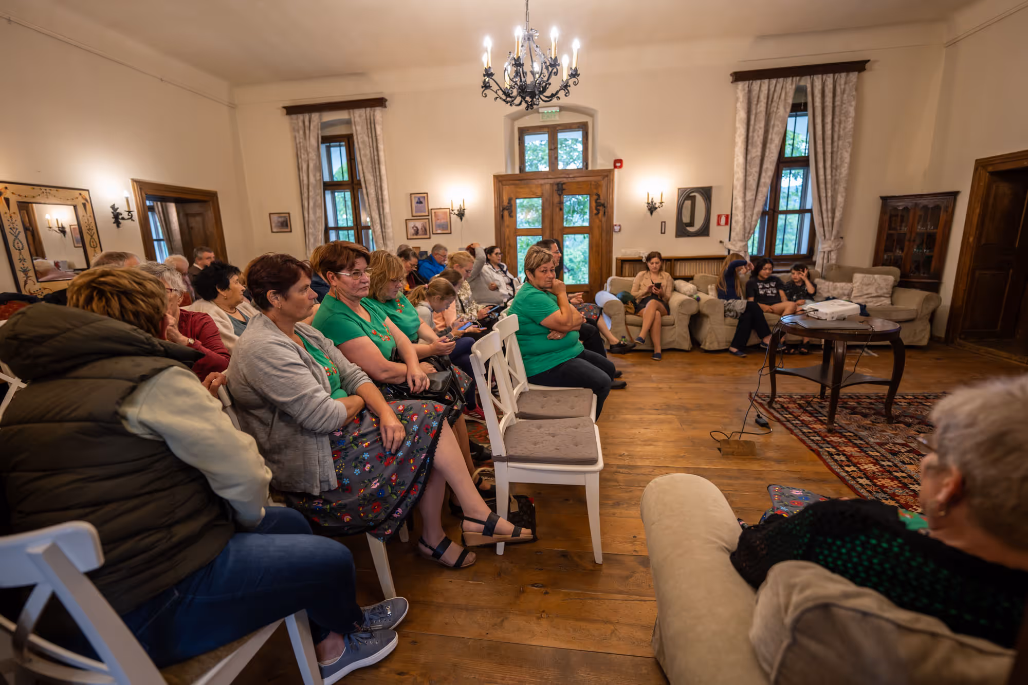 Egy lány olvas a függőágyban.