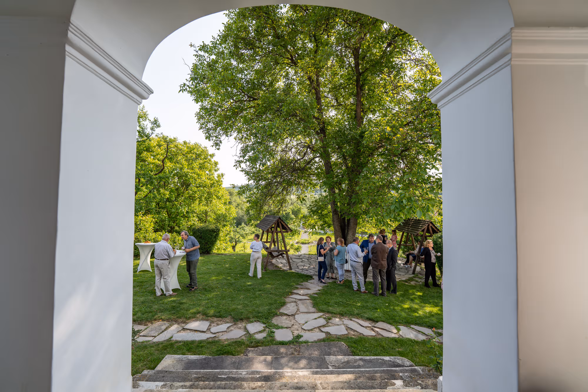 Mama și tatăl luând micul dejun cu copilul lor.
