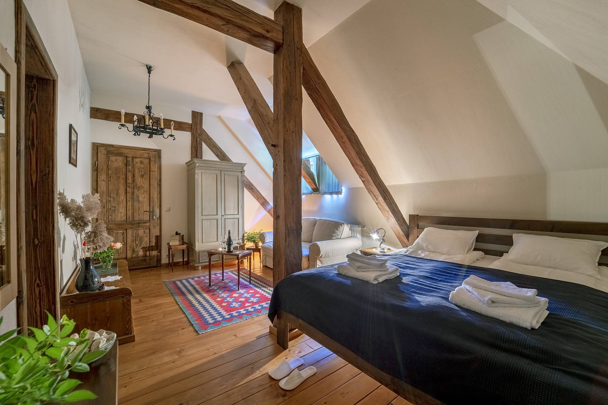 felnőttek boroznak egy gyertyafényes asztalnál.