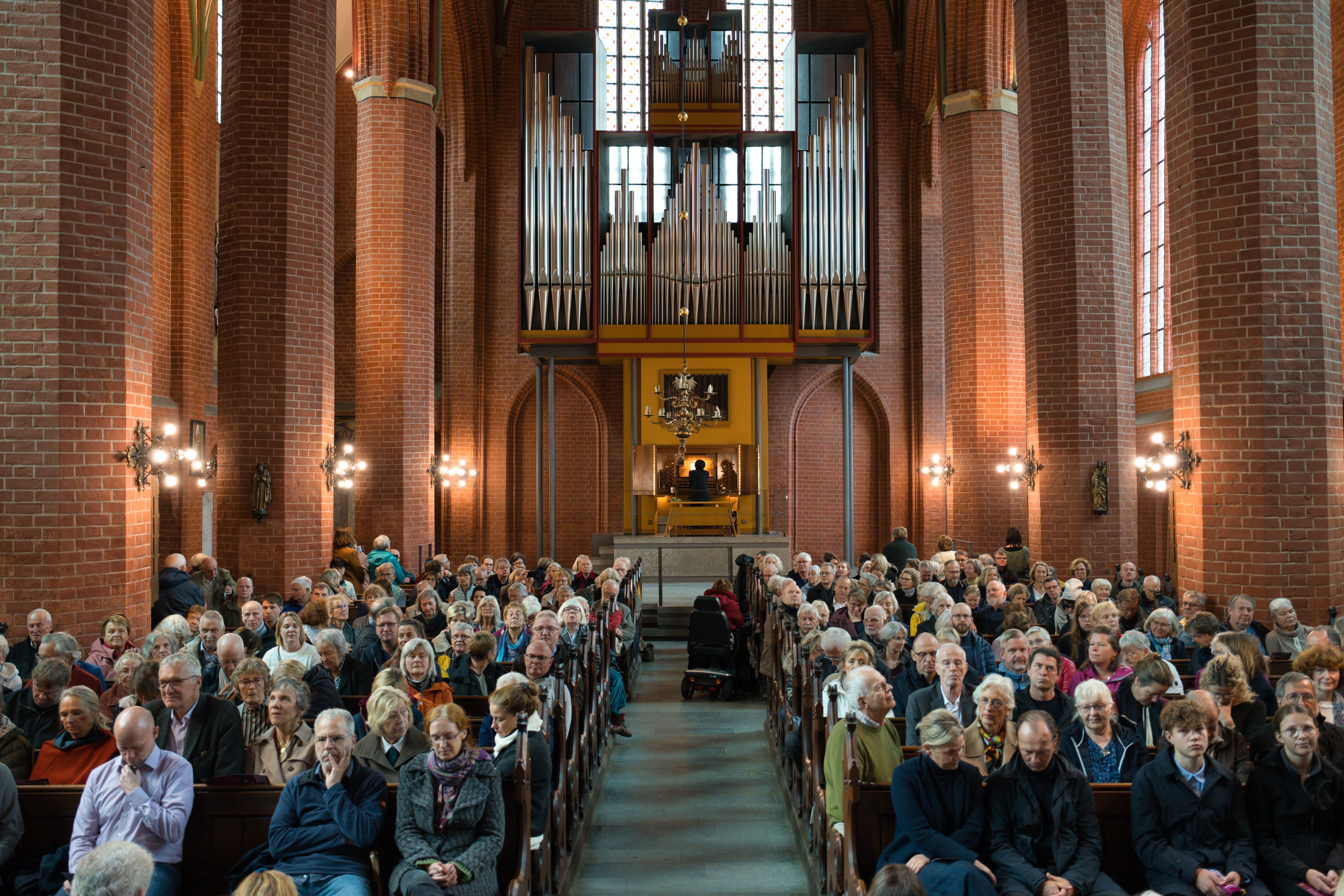 Das gesamte Bachtage Orchester spielt die berühmtesten Stücke von Johann Sebastian Bach und wird von einem Chor begleitet