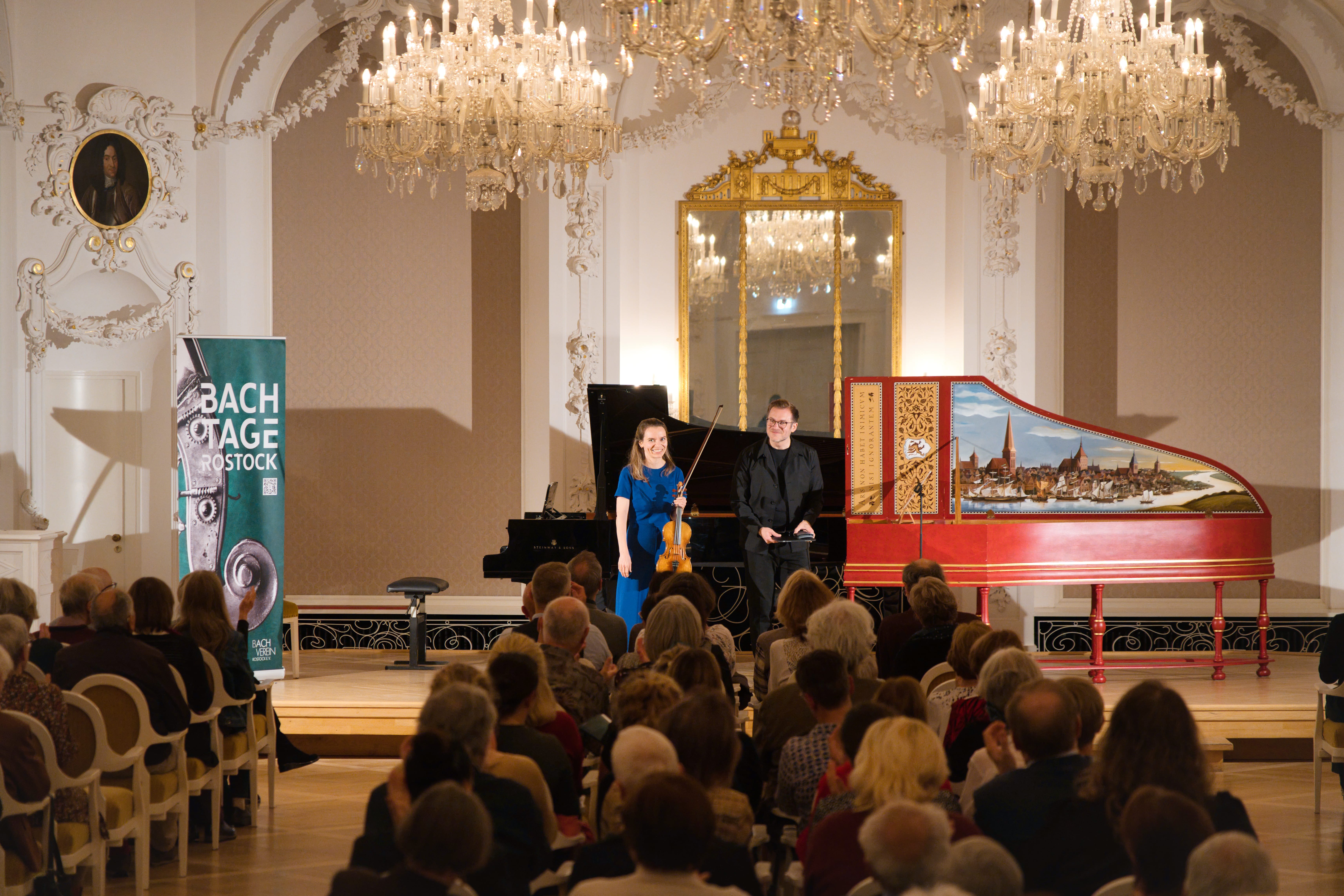 Das gesamte Bachtage Orchester spielt die berühmtesten Stücke von Johann Sebastian Bach und wird von einem Chor begleitet