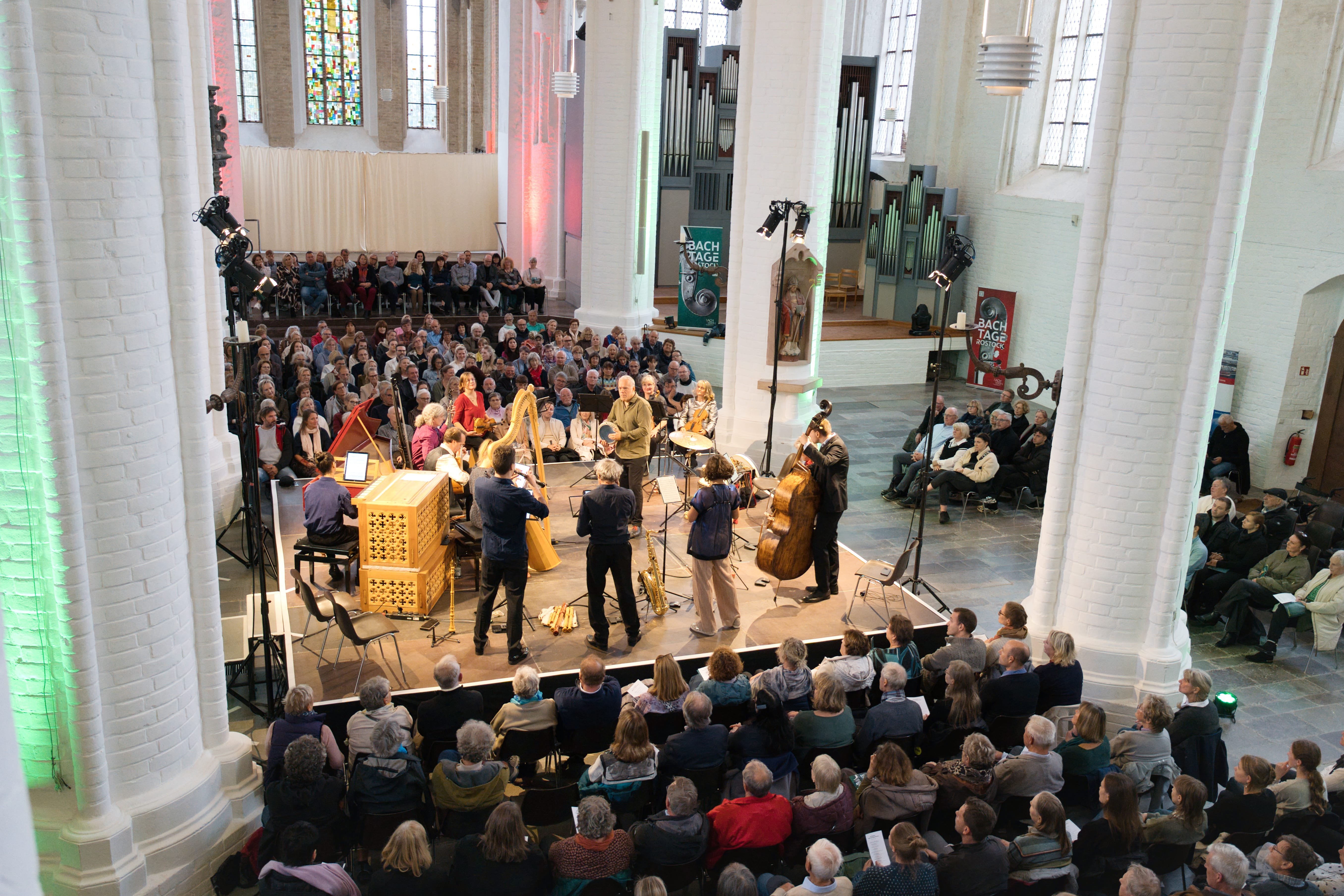 Das gesamte Bachtage Orchester spielt die berühmtesten Stücke von Johann Sebastian Bach und wird von einem Chor begleitet
