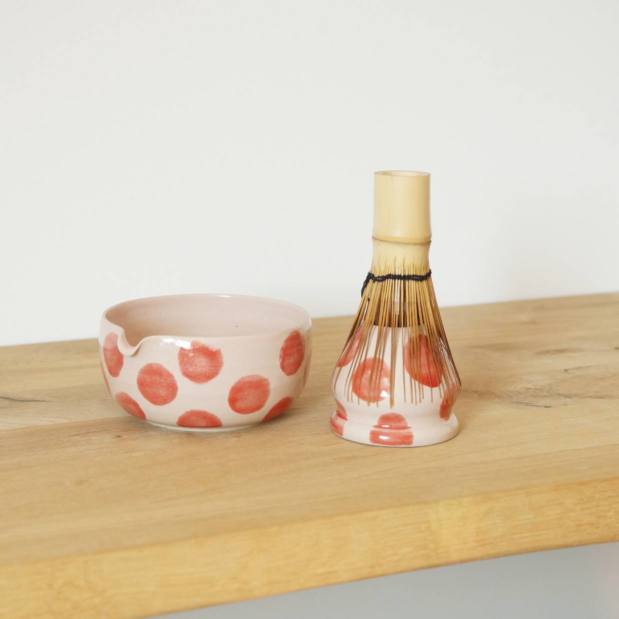 Matcha Set in rosa mit roten Punkten