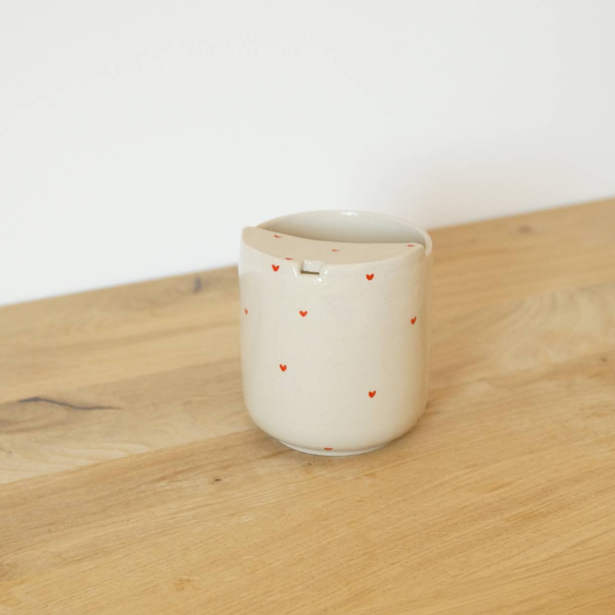 To go becher mit kleinen roten Herzchen