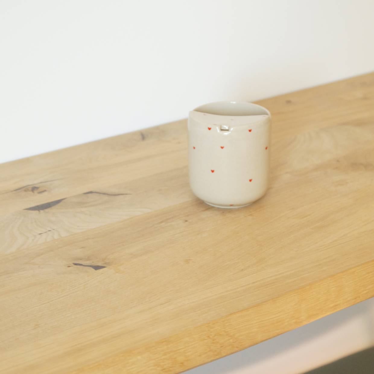 To go becher mit kleinen roten Herzchen