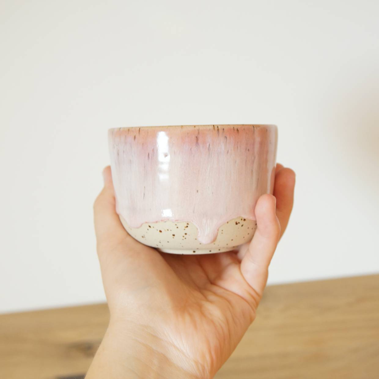 Die sanfte Rosé-Glasur trifft auf natürliche Keramik – perfekt für Kaffee, Tee oder einfach eine kleine Pause zwischendurch.