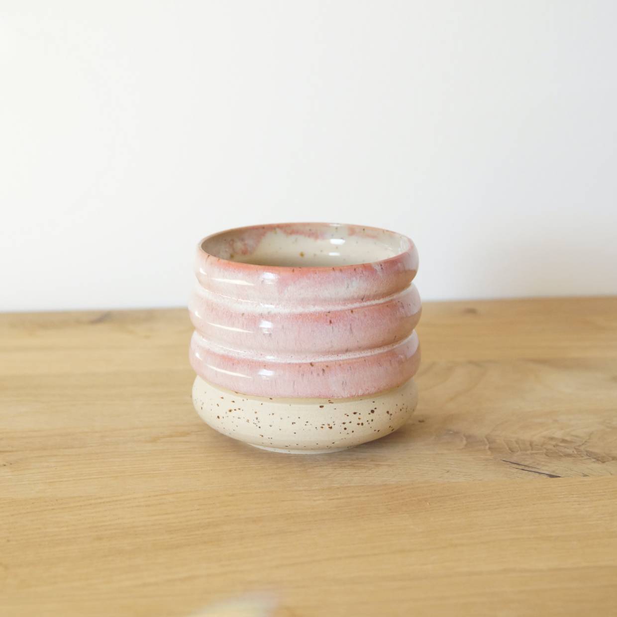 Gewellter Becher in rosa