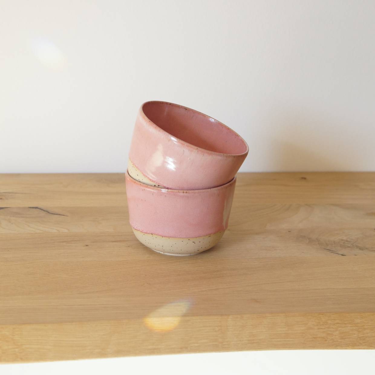 Die sanfte Rosé-Glasur trifft auf natürliche Keramik – perfekt für Kaffee, Tee oder einfach eine kleine Pause zwischendurch.