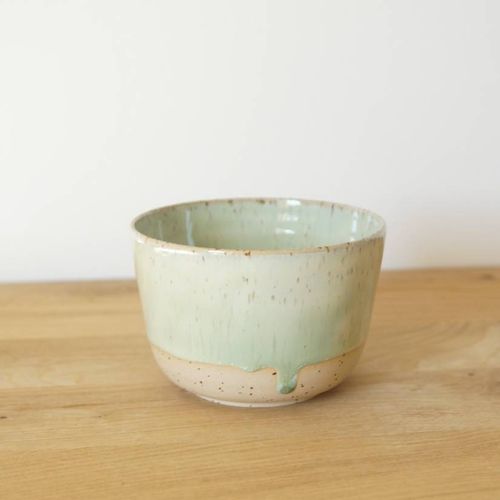 pastell grüner Becher