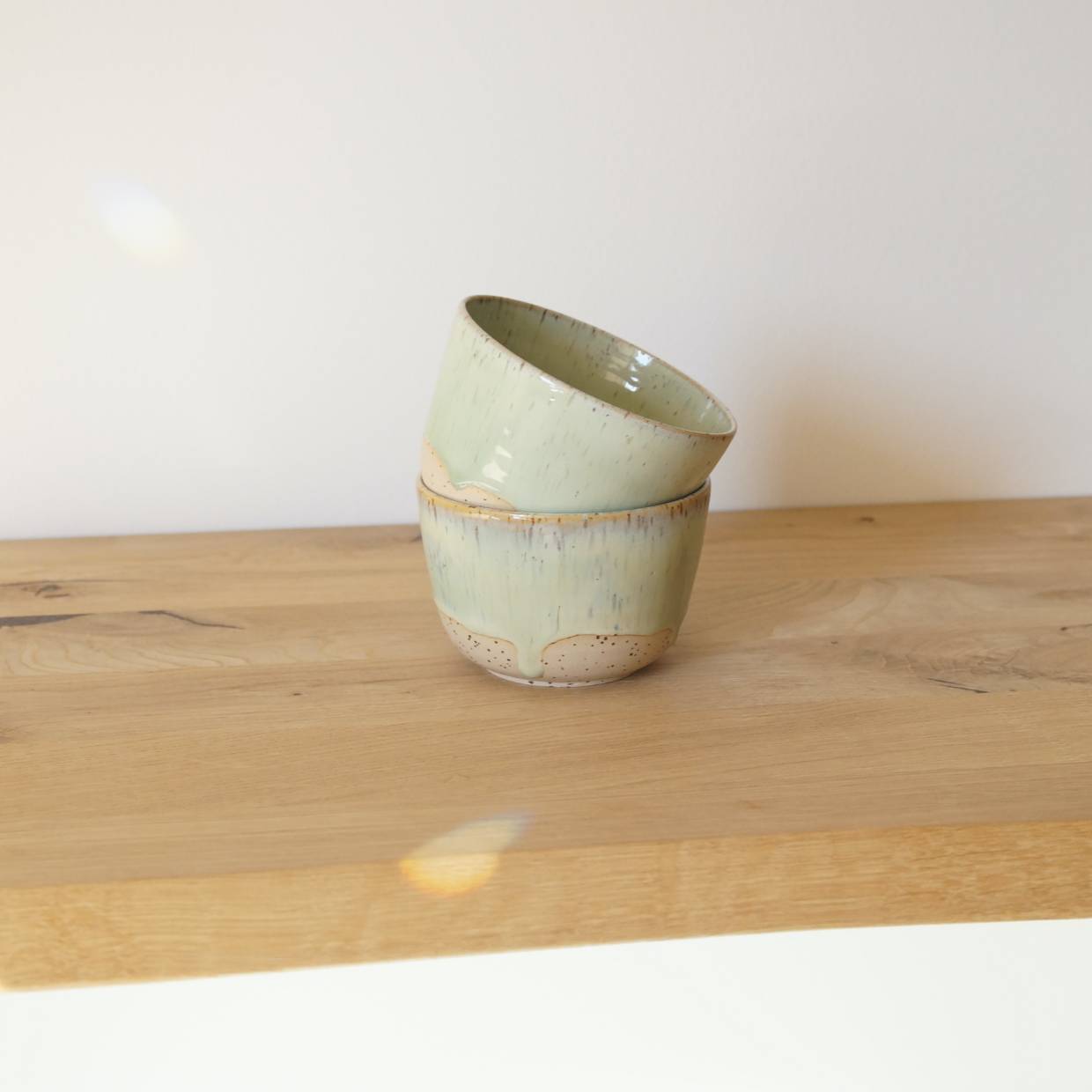 pastell grüner Becher