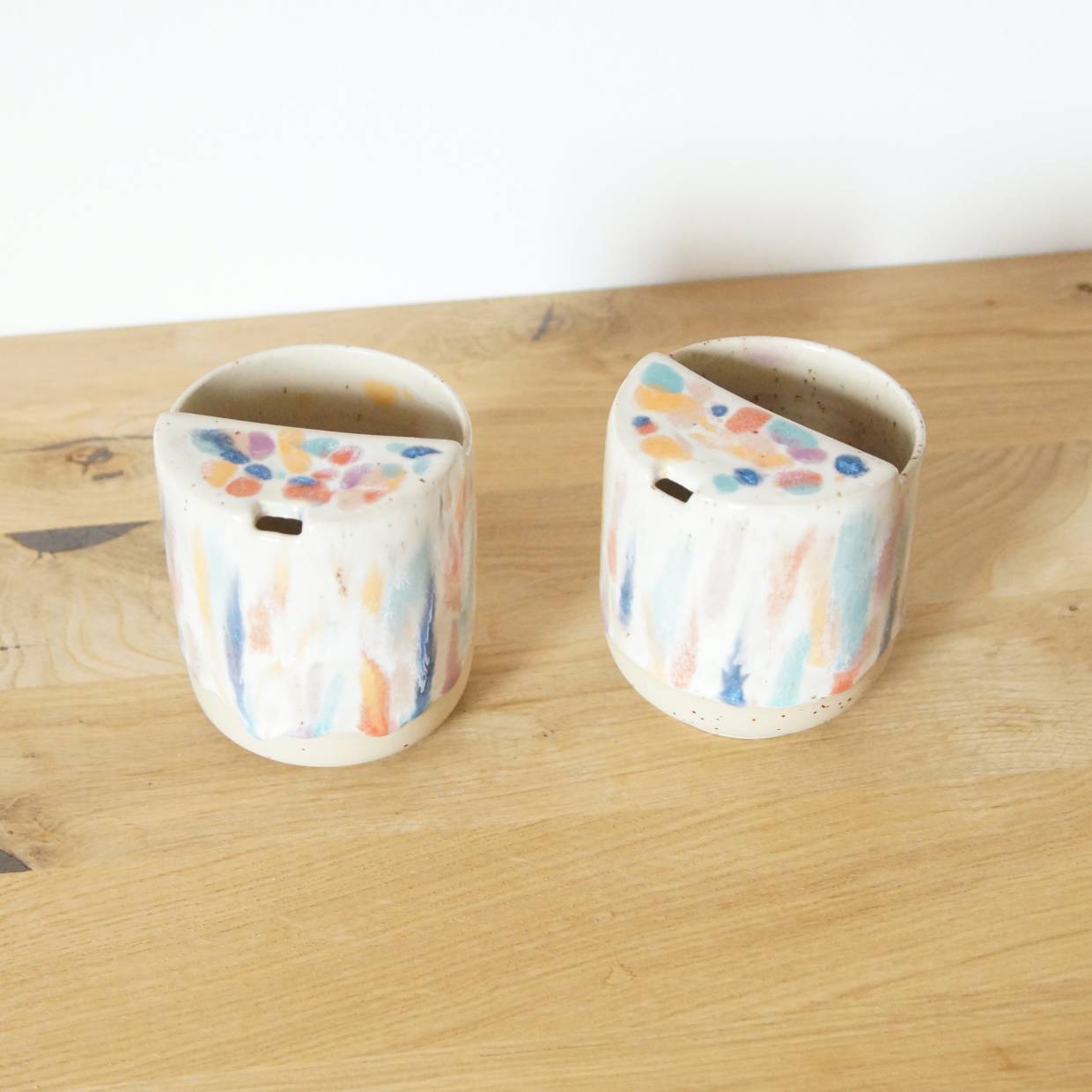 To go Becher in bunten Farben