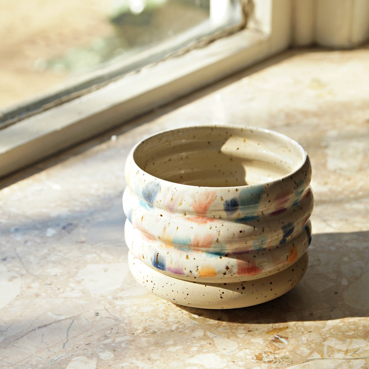 Becher mit bunter Glasur und gewellter Optik