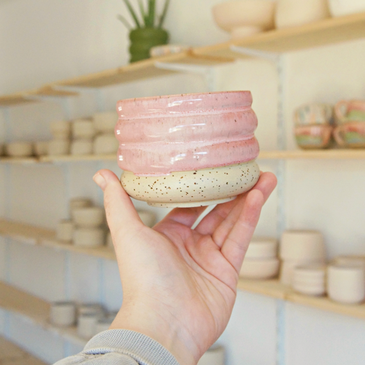 Gewellter Becher in rosa