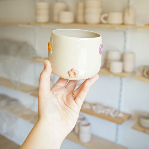 Becher mit blumen bunt