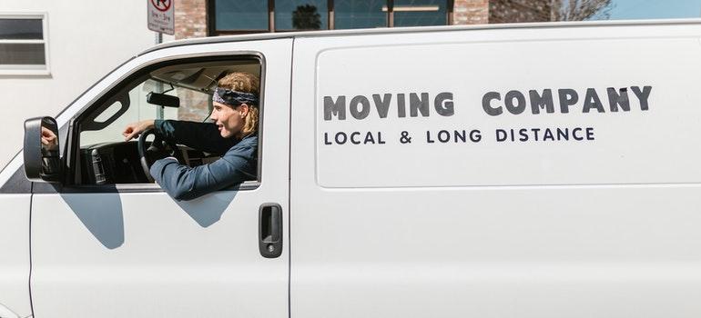 Moving back with your parents in LA after the divorce is going to be a lot easier with the help of professional movers