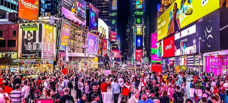 crowded NYC street
