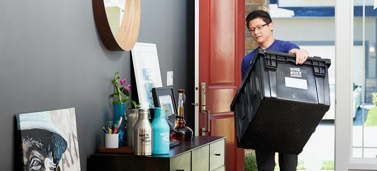 DIY moving mistakes you should avoid when carrying a box