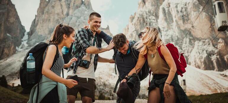 friends trying to cut moving expenses for your California move