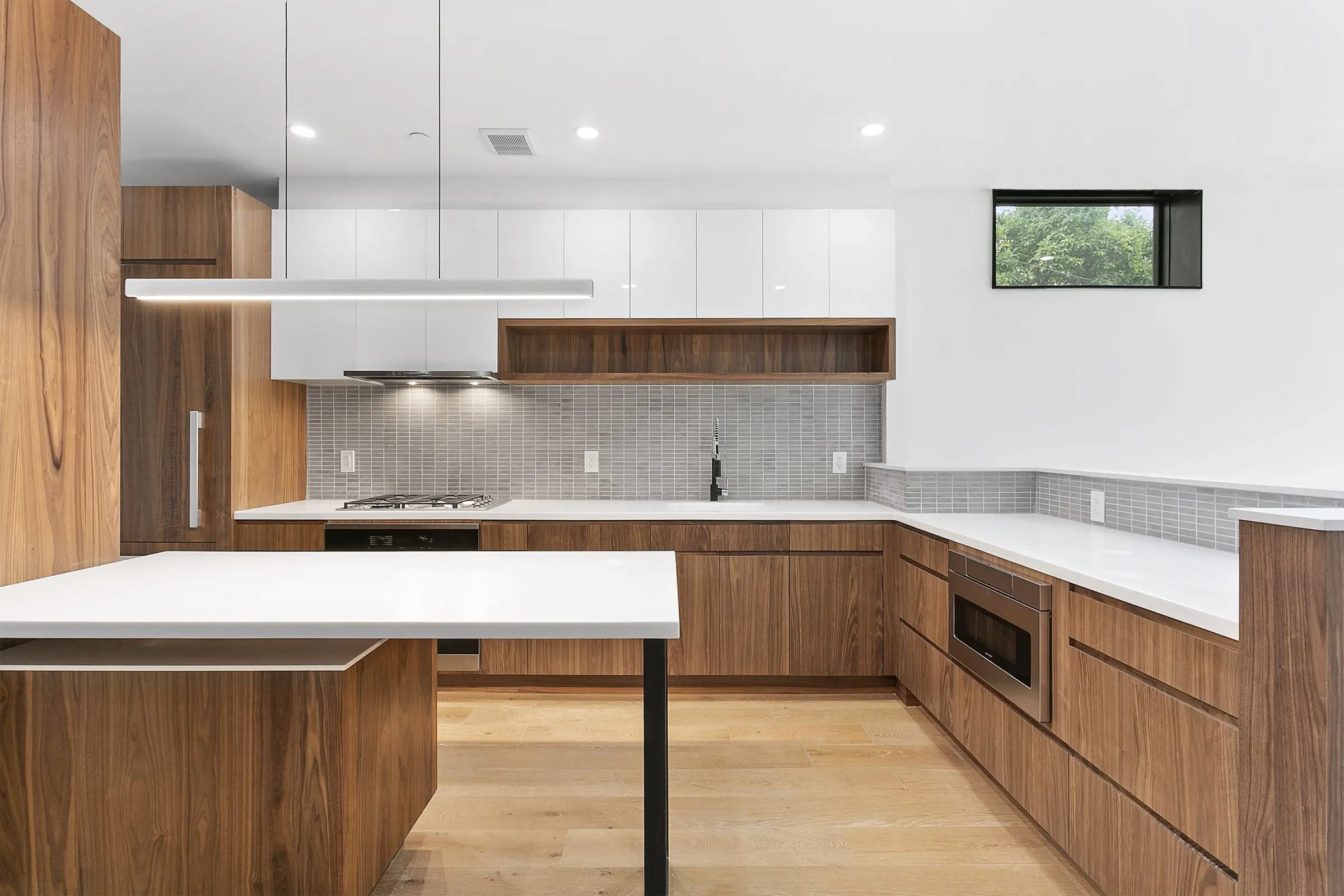 Kitchen with breakfast bar