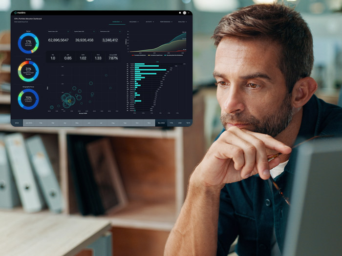 Gelassene Frau im Sonnenlicht