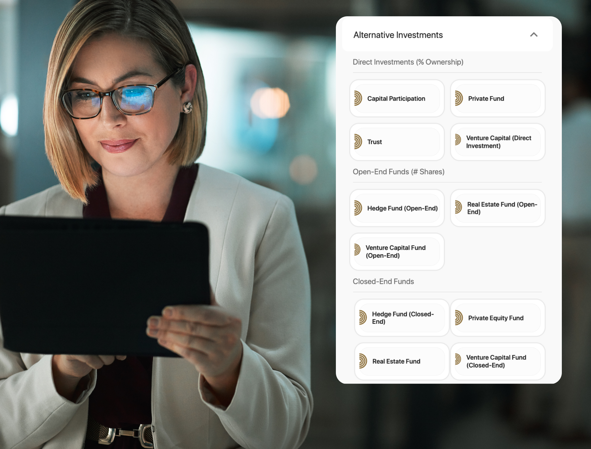 Geschäftsfrau mit Brille, die ein Tablet in der Hand hält, auf dem ein Bildschirm mit Kategorien alternativer Anlagen wie Direktinvestitionen, offene und geschlossene Fonds angezeigt wird.