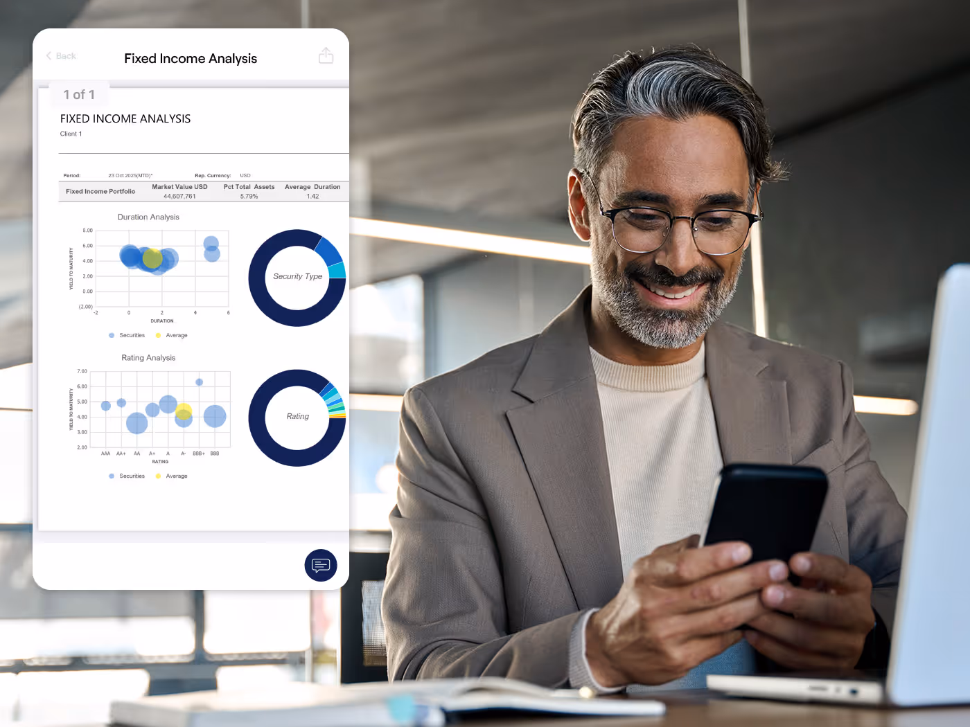 Lächelnder Mann mit Brille und Blazer, der auf sein Smartphone schaut, auf dem ein Bericht zur Analyse fester Erträge mit Diagrammen und Portfoliodaten angezeigt wird.