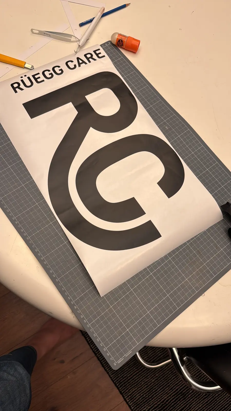 Rüegg Care – details cut by hand.