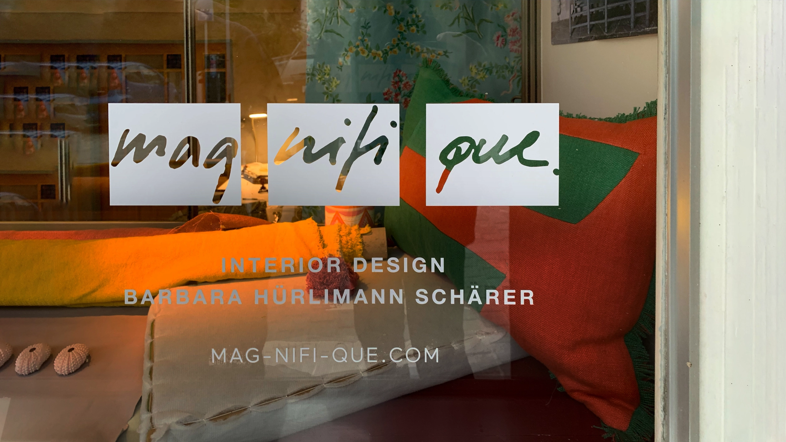 Mag-nifi-que