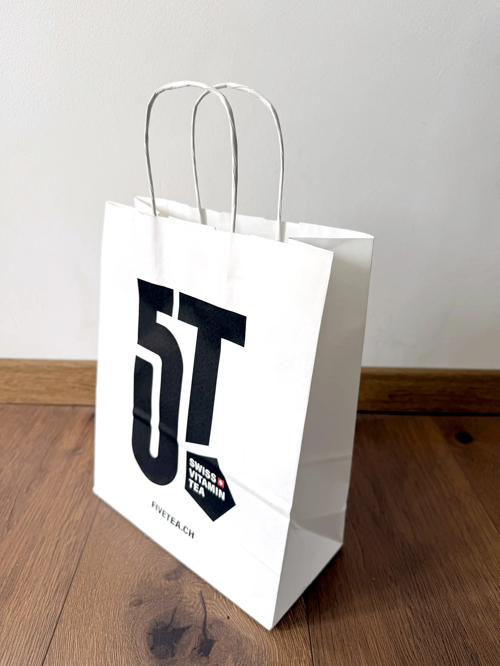 Weisse FIVETEA Papiertasche mit schwarzem Logo