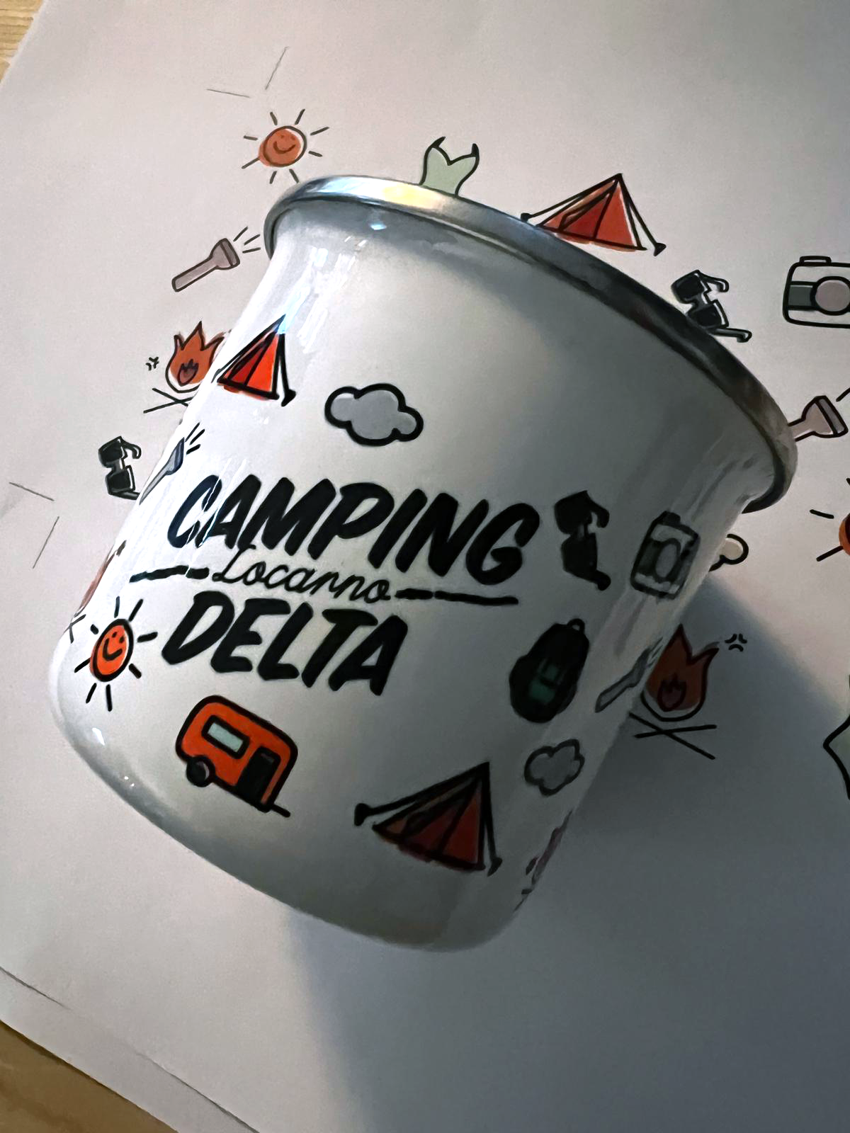 Camping Delta Emaille-Tasse mit handgezeichneter Illustration