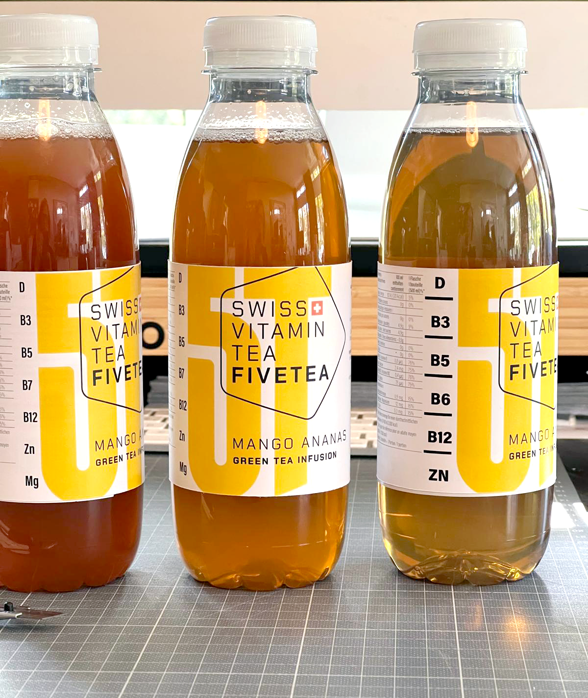 Drei FIVETEA Mango Pineapple Prototypen mit unterschiedlichen Etiketten