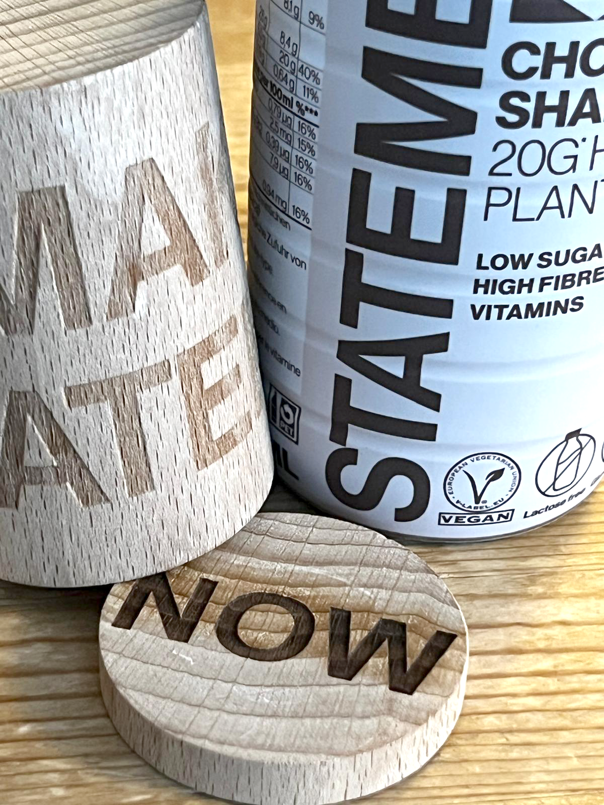 STATEMENT Protein Drink mit graviertem NOW Holzobjekt