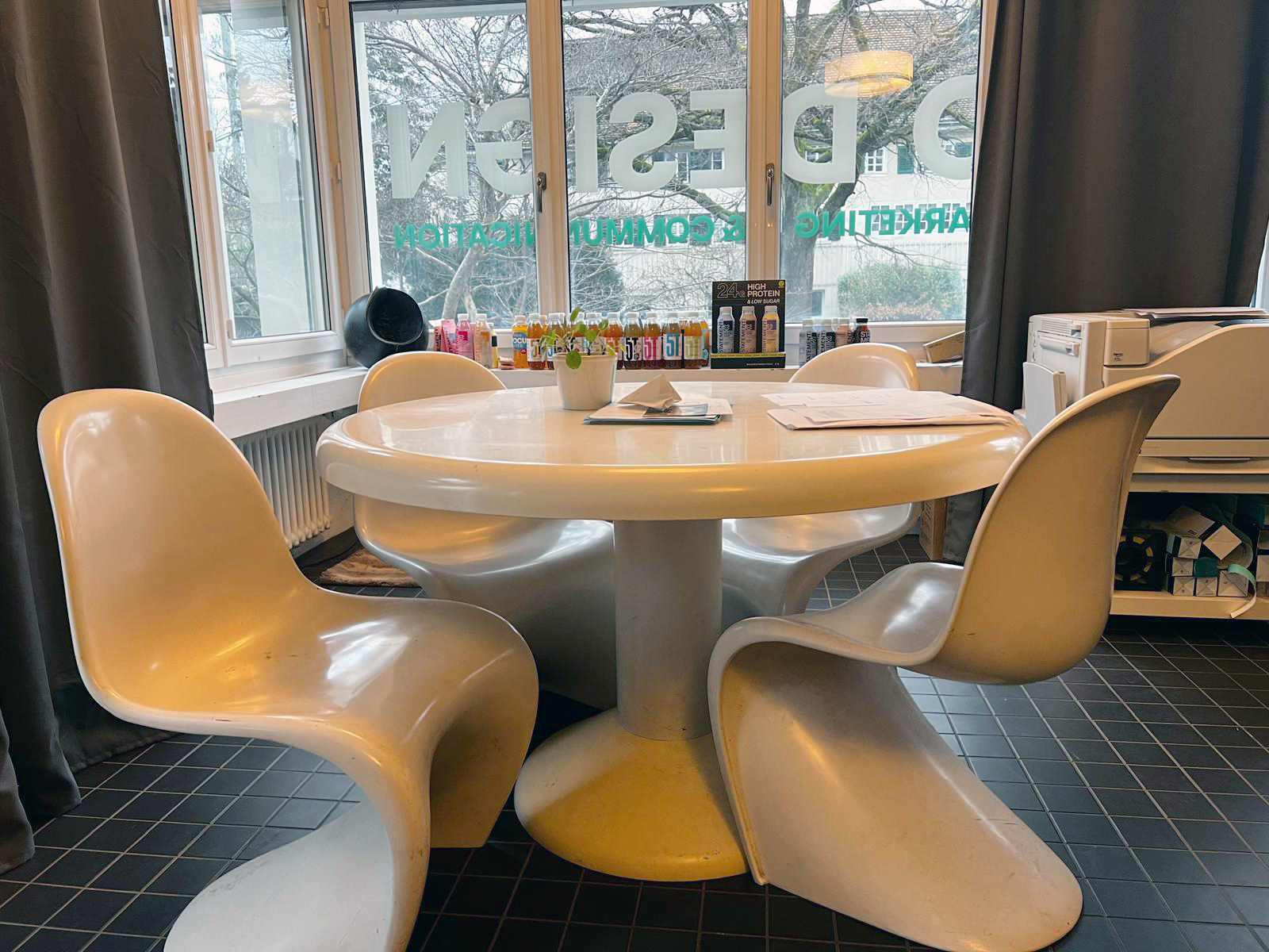 L’ALTRO Studio mit rundem Tisch und Designstühlen