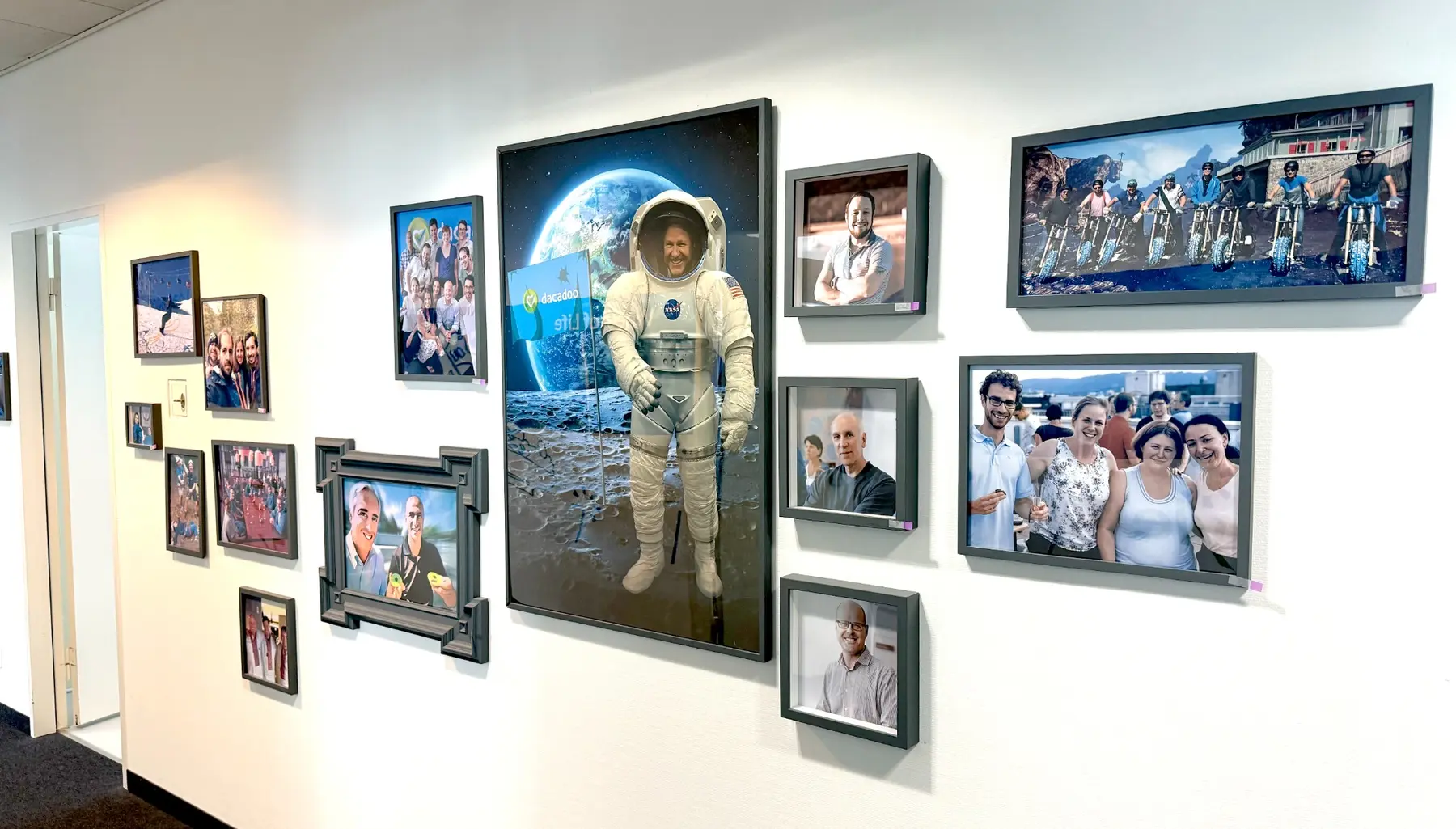 dacadoo – Bürogestaltung mit Porträts und Wandgrafik