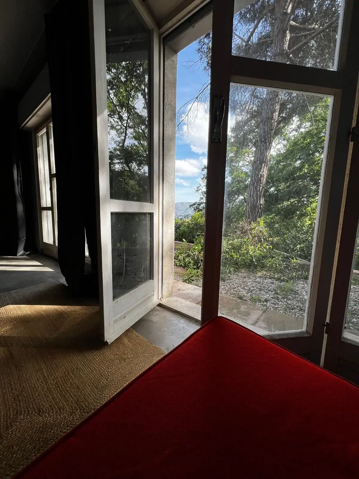Offene Fenster mit Blick ins Grüne – L’ALTRO Blog 2025